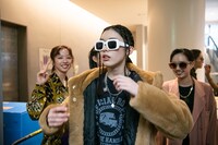 ステージに向かう風見和香（中央）。