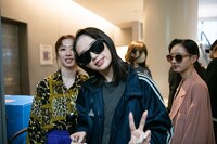 ステージに向かう小久保柚乃（中央）。