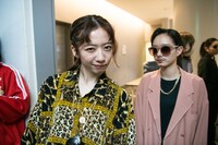 余裕の真山りか（左）。