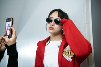 サングラスでキメる桜木心菜。