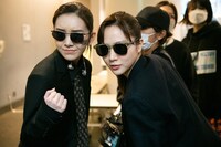 気合いを入れる桜井えま（左）と中山莉子（右）。