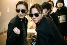 気合いを入れる桜井えま（左）と中山莉子（右）。