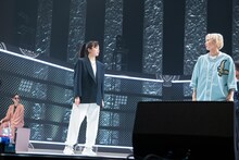 いがみ合う中山莉子（左）と安本彩花（右）。