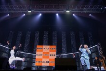 ダンス対決する中山莉子（左）と安本彩花。