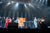 リング内で一触即発のゆな軍（左）とえま軍（右）。