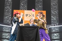 年齢差を超えて無邪気に戦う小久保柚乃（左）と真山りか（右）。