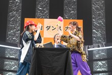 年齢差を超えて無邪気に戦う小久保柚乃（左）と真山りか（右）。
