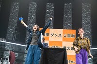 真山りか（右）を下した小久保柚乃（左）。