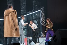 えま軍に殴り込みをかける星名美怜（左から2番目）。