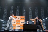 いがみ合う星名美怜（左）と風見和香（右）。