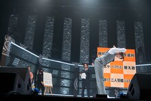 イルカになりきる星名美怜。