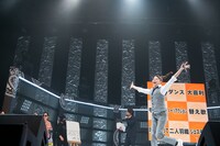 大喜びの星名美怜。