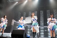 筆談でSNSハッシュタグを伝える星名美怜（右から2番目）。