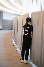 外の景色を楽しむ風見和香。