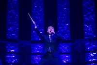 高田延彦に扮して「出てこいや！」とエビ中メンバーを呼び込むGたかし。