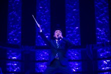 高田延彦に扮して「出てこいや！」とエビ中メンバーを呼び込むGたかし。