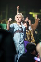 客席を割って入場するえま軍。