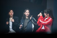 勝利を報告する小久保柚乃（中央）。