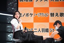 女優魂で痛みを受け流す小林歌穂。
