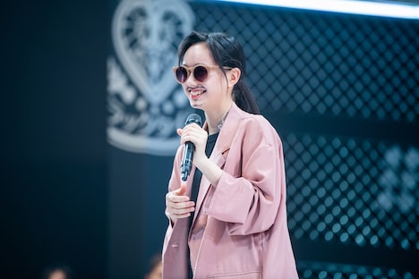 勝利を収めたゆな軍のボス・ヤー仲村こと仲村悠菜。
