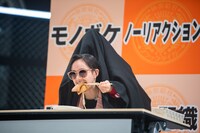 お揚げを頬張るヤー仲村。