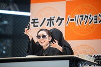 二人羽織に怯える桜井えま。