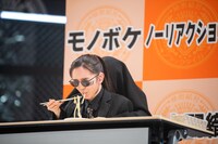 桜井えま（前）の口元にするするとうどんを運ぶ真山りか（後）。