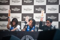 えま軍に軍配を上げる杉山しずか選手、佐々木憂流迦選手、藤井ユーイチ校長（左から）。