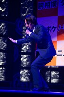 Gたかしによる「鉄橋を渡る藤原竜也」。