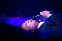 床に這いつくばるGたかし。