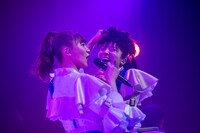 カツラをかぶる中山莉子（右）。