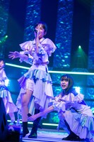 ブーツが脱げてしまった桜木心菜（左）。