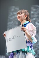 筆談でスマホを求める星名美怜。