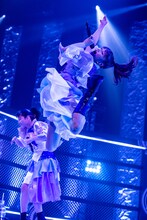 ジャンプする星名美怜。