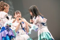 息を整える仲村悠菜（中央）。