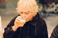 ピールを飲むピエール中野。