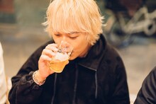 ピールを飲むピエール中野。