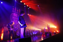 映秀。×キタニタツヤがコラボ、敬意を送り合う2人による対バンライブ