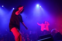 左から映秀。、キタニタツヤ。（Photo by riei nakagawara）