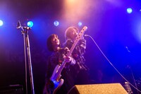 左からヒロミ・ヒロヒロ（B, Cho）、中嶋イッキュウ（Vo, G）。（Photo by kaochi）