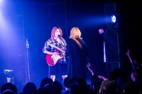 対峙してギターセッションを繰り広げる中嶋イッキュウ（左）とキダ モティフォ（右）。