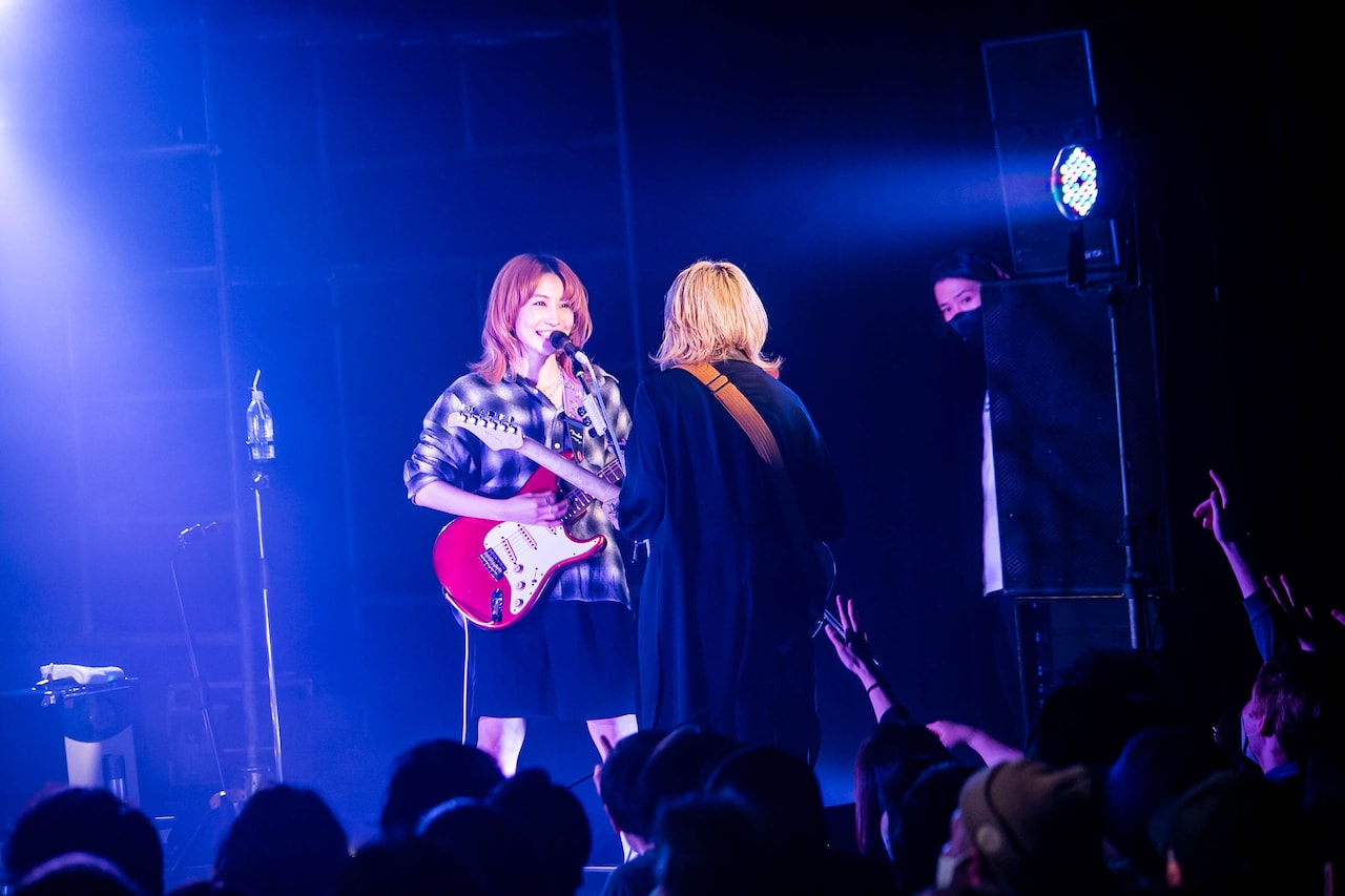 対峙してギターセッションを繰り広げる中嶋イッキュウ（左）とキダ モティフォ（右）。