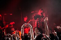 中嶋イッキュウ（Vo, G）が向けたカメラに反応する観客。（Photo by kaochi）