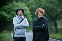 左から佐藤克則監督、真田佑馬。
