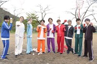 個性的な持ち方で白玉と赤玉を手にする超特急。カイの持ち方はフォークボールの握り。