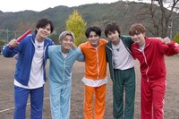 リレーのチームに分かれた超特急。左からカイ、アロハ、ハル、タクヤ、ユーキ。