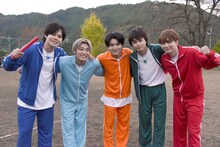 リレーのチームに分かれた超特急。左からカイ、アロハ、ハル、タクヤ、ユーキ。