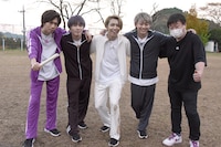 リレーのチームに分かれた超特急。左からリョウガ、マサヒロ、タカシ、シューヤ、番組ディレクター。