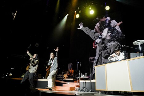 菅田将暉とCreepy Nuts。(撮影:上飯坂一)