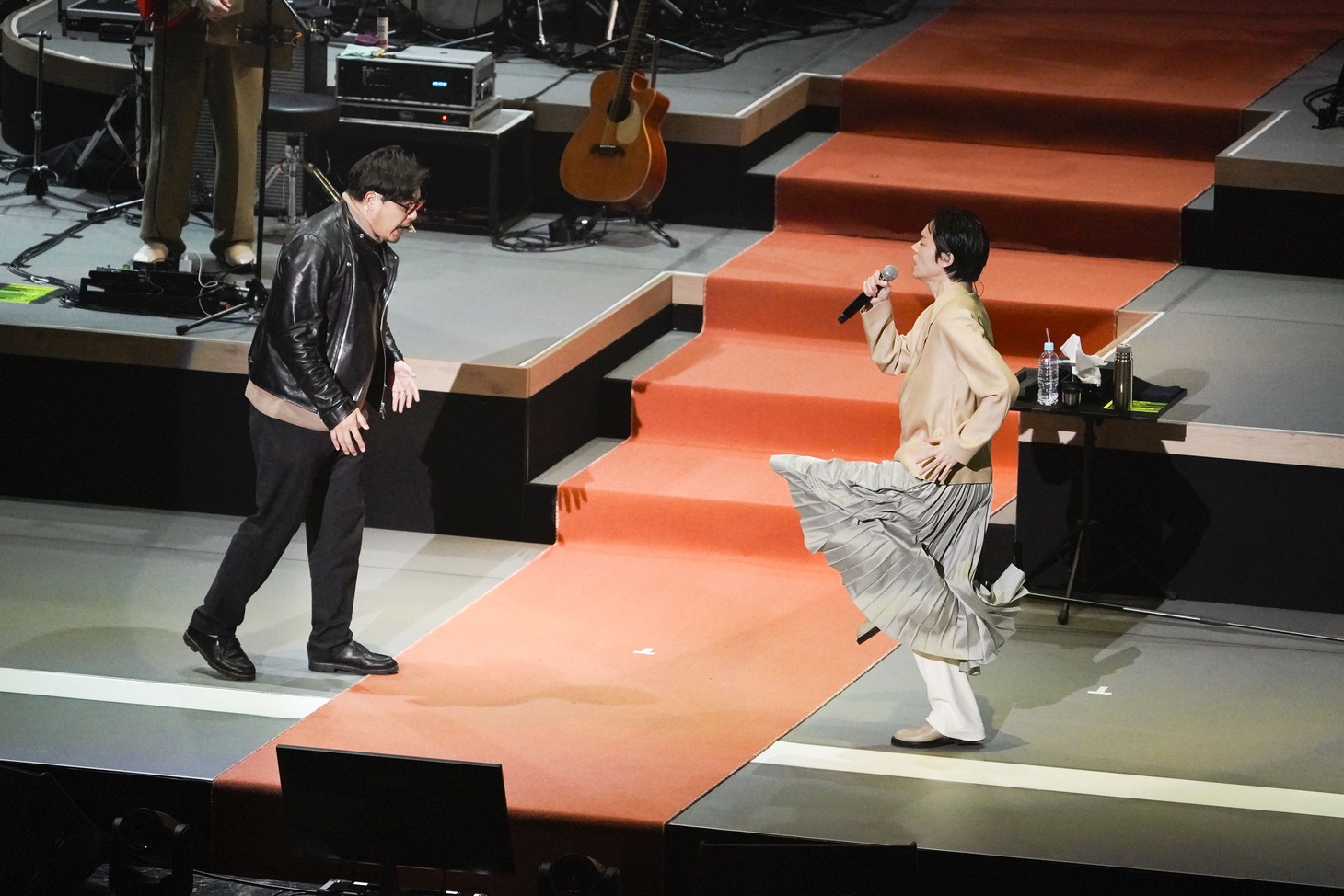 菅田将暉を指導する平子祐希（アルコ＆ピース）。（撮影：上飯坂一）